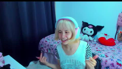 Snapshot of azu_moure chatting on February 13, 2:51 am Azu Moure online show from February 13, 2:51 am