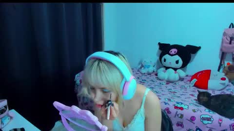 Snapshot of azu_moure chatting on February 14, 3:47 am Azu Moure online show from February 14, 3:47 am