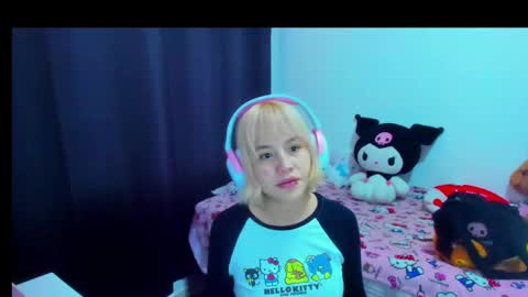 Snapshot of azu_moure chatting on February 22, 5:33 pm Azu Moure online show from February 22, 5:33 pm