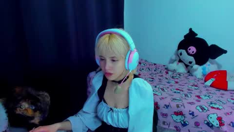 Snapshot of azu_moure chatting on February 27, 2:33 am Azu Moure online show from February 27, 2:33 am