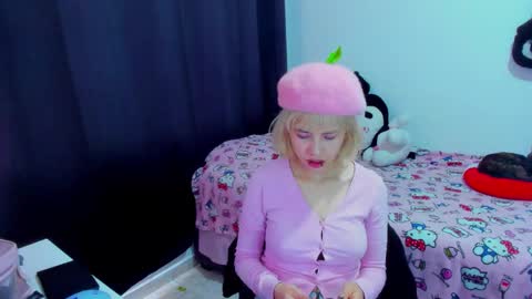 Snapshot of azu_moure chatting on February 28, 5:25 pm Azu Moure online show from February 28, 5:25 pm