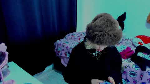 Snapshot of azu_moure chatting on March 5, 8:16 pm Azu Moure online show from March 5, 8:16 pm