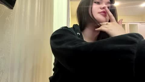 Snapshot of azzieyerbich chatting on April 17, 3:48 pm Elara online show from April 17, 3:48 pm