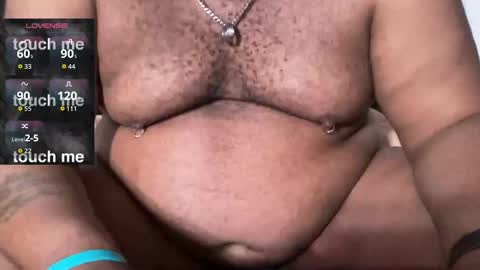 Snapshot of azzlikemine chatting on October 5, 5:28 am cjae online show from October 5, 5:28 am