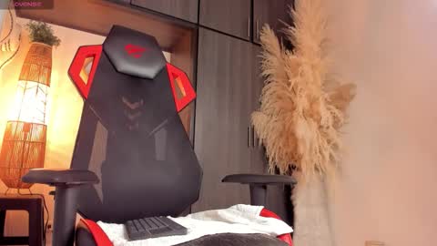 FOLLOW ME  online show from November 11, 4:23 am