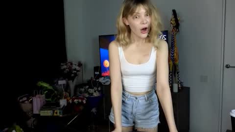 Snapshot of babydi_ chatting on November 9, 5:22 pm hiii honey im Diana 3 online show from November 9, 5:22 pm