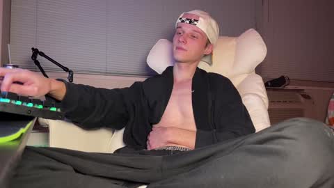 Big cock boy online show from February 4, 6:25 am