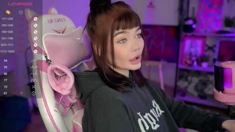 Snapshot of babyroxynill chatting on December 13, 11:06 pm Nika online show from December 13, 11:06 pm