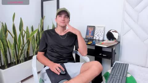 Snapshot of bad_boy_21_ chatting on February 21, 4:57 am bad_boy_21_ online show from February 21, 4:57 am