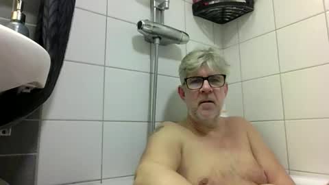 Snapshot of baggelina75 chatting on January 18, 7:39 pm baggelina75 online show from January 18, 7:39 pm