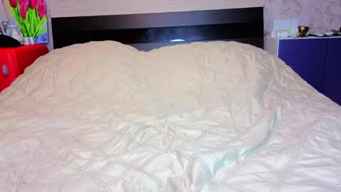 holly online show from April 15, 4:47 pm