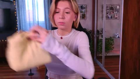 Elly online show from February 21, 3:18 am