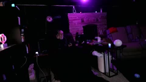 Snapshot of banjoey48 chatting on November 17, 5:35 am BANJOEY online show from November 17, 5:35 am