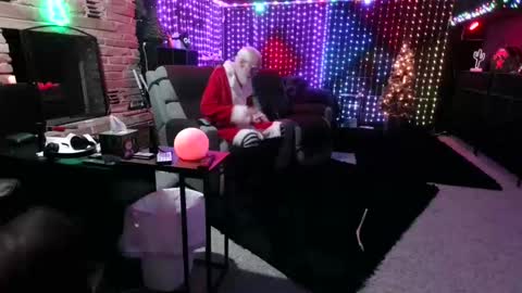 Snapshot of banjoey48 chatting on December 4, 2:10 am BANJOEY online show from December 4, 2:10 am