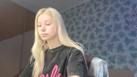 Snapshot of barbie_angel_ chatting on December 21, 12:18 am Barbie online show from December 21, 12:18 am