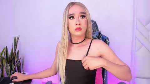          I work from home this is my room 3 online show from December 14, 8:41 am