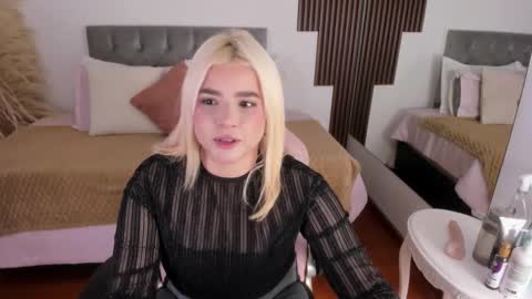 Snapshot of barbiehannab chatting on February 19, 7:10 pm barbiehannab online show from February 19, 7:10 pm