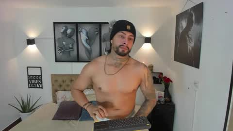 Snapshot of bastian_jones1 chatting on October 19, 9:04 pm bastian_jones1 online show from October 19, 9:04 pm