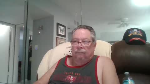 Snapshot of bbb1952 chatting on October 28, 2:42 pm Single Grandpa in Florida. Love to C2C and have Fun Privately online show from October 28, 2:42 pm