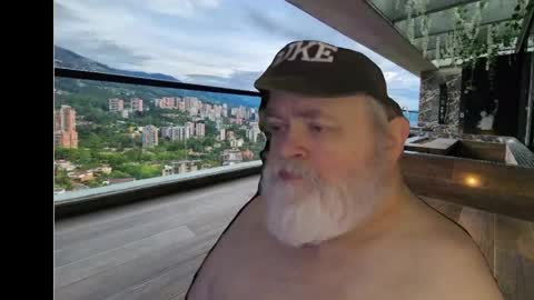 Snapshot of bear4muscle chatting on December 7, 9:11 pm Dookie online show from December 7, 9:11 pm