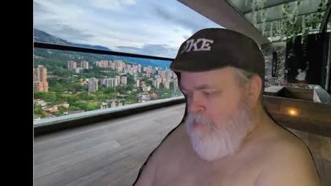 Snapshot of bear4muscle chatting on December 11, 11:10 pm Dookie online show from December 11, 11:10 pm