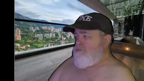 Snapshot of bear4muscle chatting on December 13, 1:26 am Dookie online show from December 13, 1:26 am