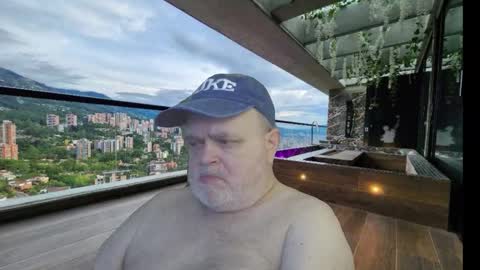 Snapshot of bear4muscle chatting on October 12, 9:58 pm Dookie online show from October 12, 9:58 pm