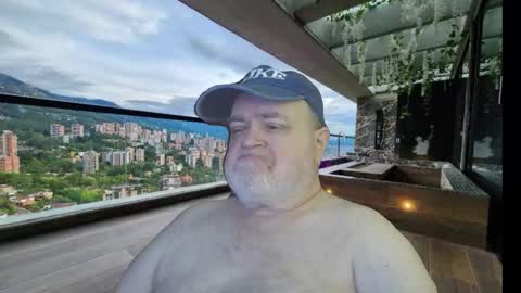 Snapshot of bear4muscle chatting on October 19, 2:23 am Dookie online show from October 19, 2:23 am