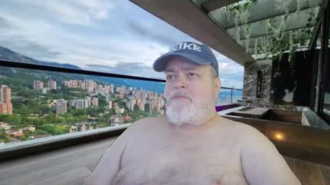 Snapshot of bear4muscle chatting on February 15, 8:05 pm Dookie online show from February 15, 8:05 pm