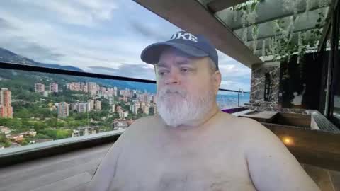 Snapshot of bear4muscle chatting on February 21, 8:32 pm Dookie online show from February 21, 8:32 pm