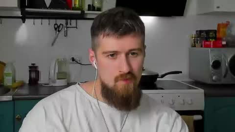 Snapshot of bearded_legend chatting on February 26, 10:20 pm Zeus online show from February 26, 10:20 pm