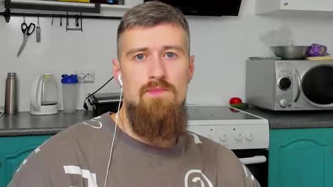 Snapshot of bearded_legend chatting on September 26, 6:45 pm Zeus online show from September 26, 6:45 pm