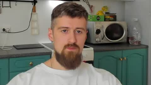 Snapshot of bearded_legend chatting on June 25, 5:12 am Zeus online show from June 25, 5:12 am