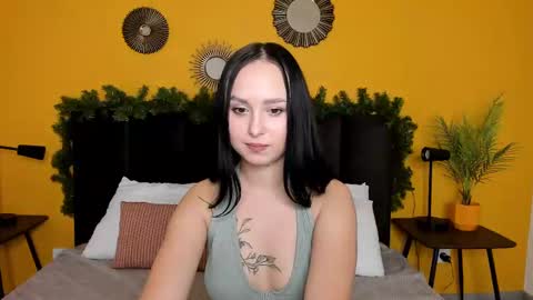 Snapshot of beatricereeves chatting on December 15, 1:24 am Beatrice 3 online show from December 15, 1:24 am