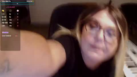Snapshot of beccalubov chatting on June 21, 3:20 am Becca Lubov online show from June 21, 3:20 am