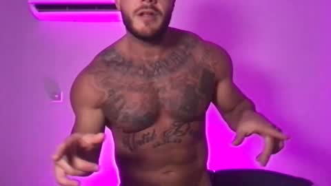 Snapshot of beefyandbald chatting on February 23, 8:39 pm beefyandbald online show from February 23, 8:39 pm