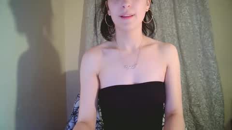 Snapshot of beezlebabee chatting on October 29, 6:42 pm Mia online show from October 29, 6:42 pm