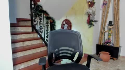 independent model online show from December 19, 4:30 am