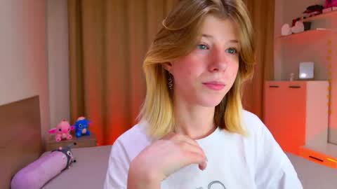 Snapshot of bella_amoury chatting on October 23, 9:46 pm Bella online show from October 23, 9:46 pm