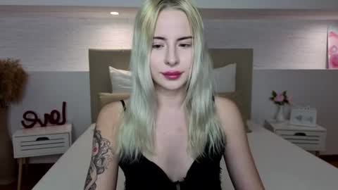 Snapshot of bella_crazyy chatting on June 17, 9:27 pm Bella online show from June 17, 9:27 pm