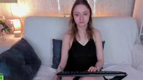 Linda Bella online show from April 14, 1:33 am