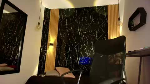     online show from April 15, 8:09 pm