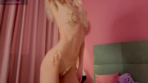 Snapshot of bella_stewarttt chatting on April 25, 1:19 am Bella NEW ROOM online show from April 25, 1:19 am