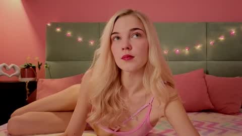Snapshot of bella_stewarttt chatting on May 2, 1:21 am Bella NEW ROOM online show from May 2, 1:21 am