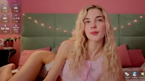 Snapshot of bella_stewarttt chatting on May 8, 1:33 am Bella NEW ROOM online show from May 8, 1:33 am