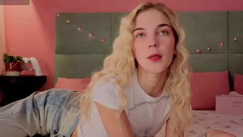 Snapshot of bella_stewarttt chatting on May 25, 1:11 am Bella NEW ROOM online show from May 25, 1:11 am
