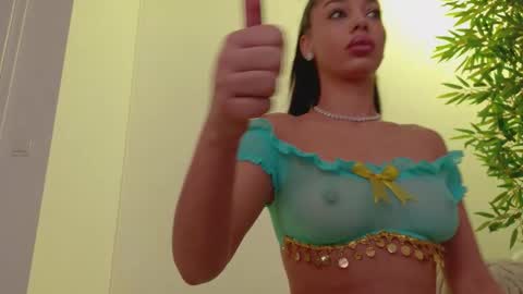 Snapshot of bella_vixen_ chatting on February 8, 6:33 pm Bella online show from February 8, 6:33 pm