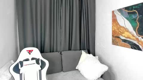 Snapshot of bella_xx_ chatting on October 8, 3:15 am Hi I am Bella I am a first day here online show from October 8, 3:15 am