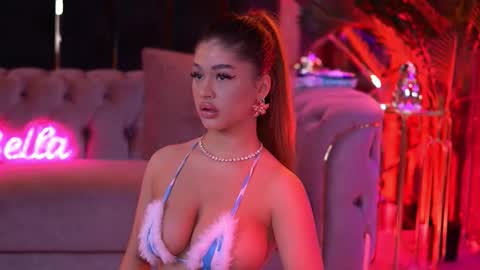 Snapshot of bellanoirre chatting on February 16, 6:37 pm Bella online show from February 16, 6:37 pm