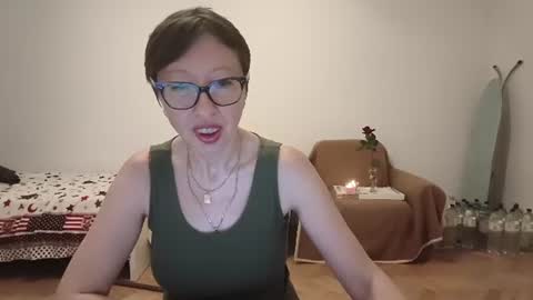 Snapshot of bellarose_2020 chatting on June 21, 7:16 pm Emma online show from June 21, 7:16 pm